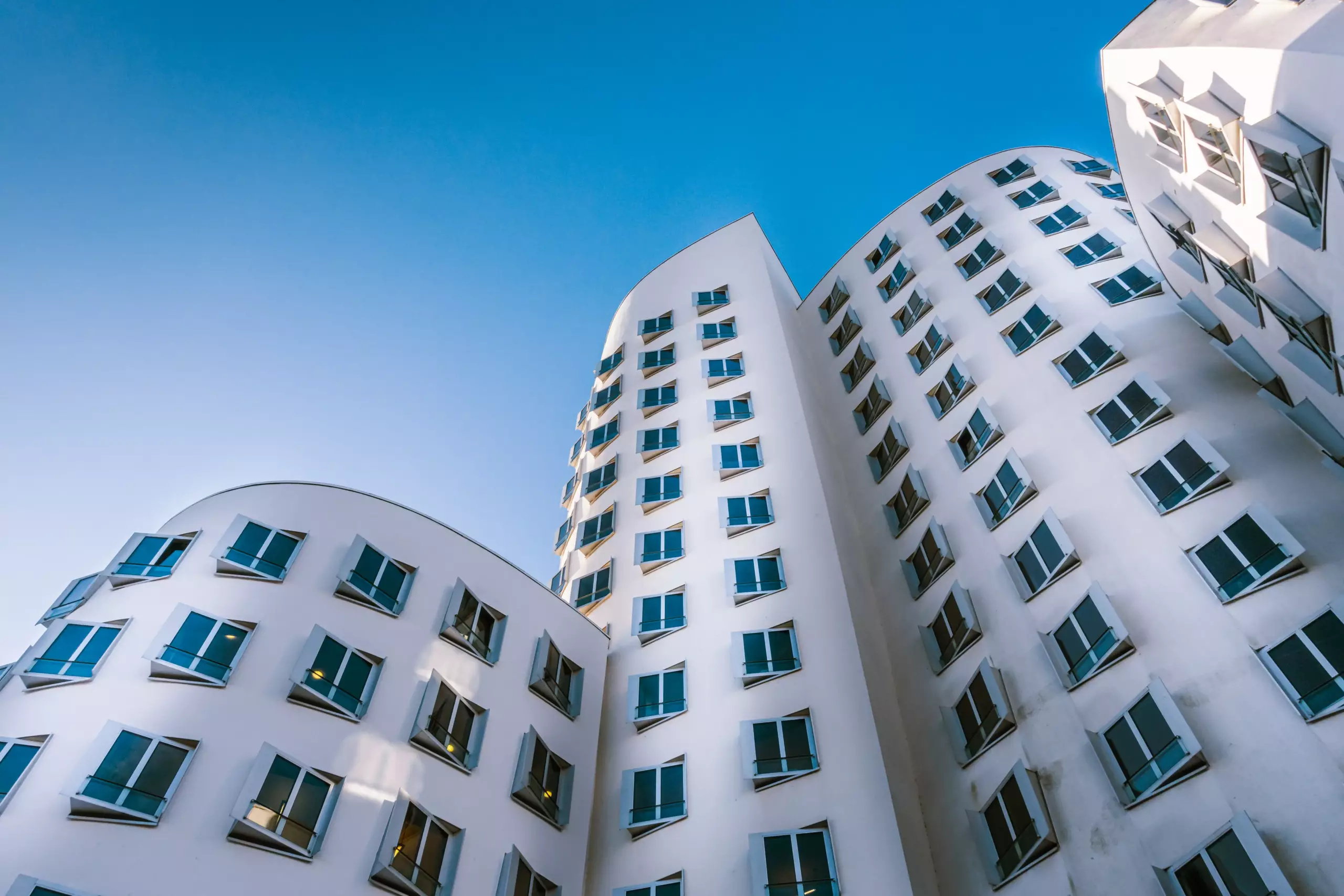 Die Gehry Bauten im Düsseldorfer Medienhafen mit strahlend blauem Himmel - Bresser-Photography