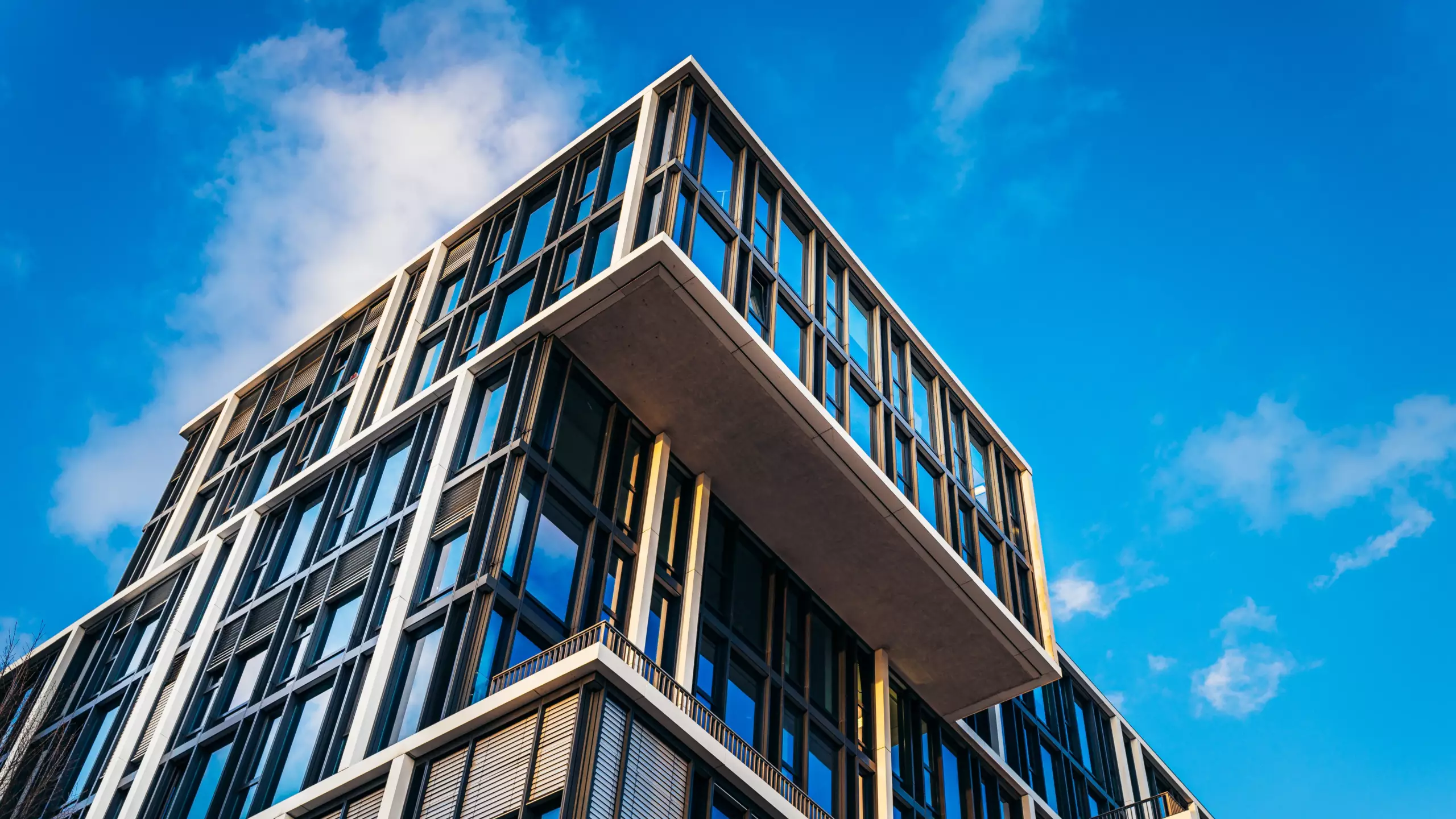 Architekturfoto eines modernen Gebäudes im Hamburger Hafen - Bresser-Photography