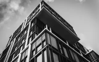 Architekturfoto eines modernen Gebäudes im Hamburger Hafen in schwarz weiß - Bresser-Photography