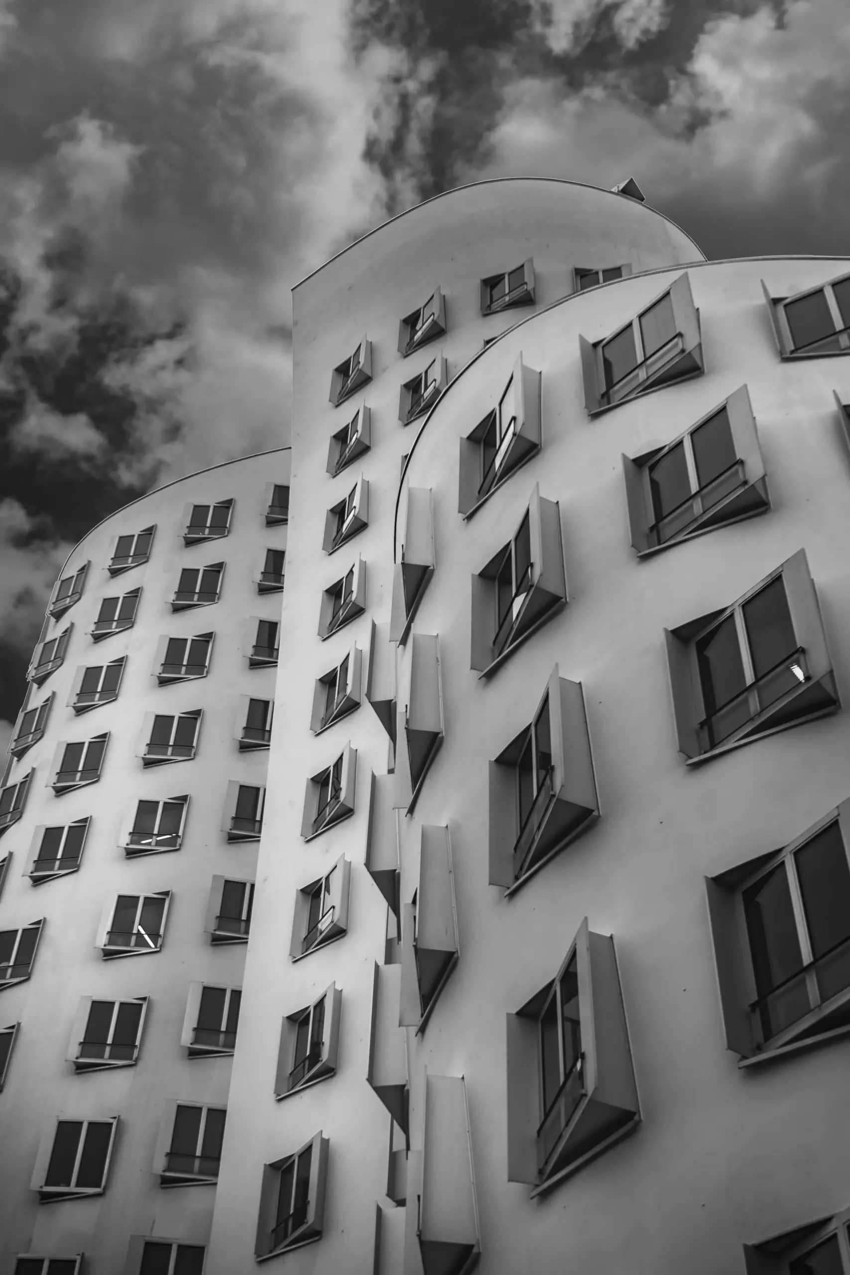 Die Gehry Bauten im Düsseldorfer Medienhafen in schwarz weiß - Bresser-Photography