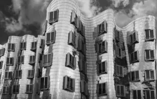 Die Gehry Bauten im Düsseldorfer Medienhafen in schwarz weiß - Bresser-Photography