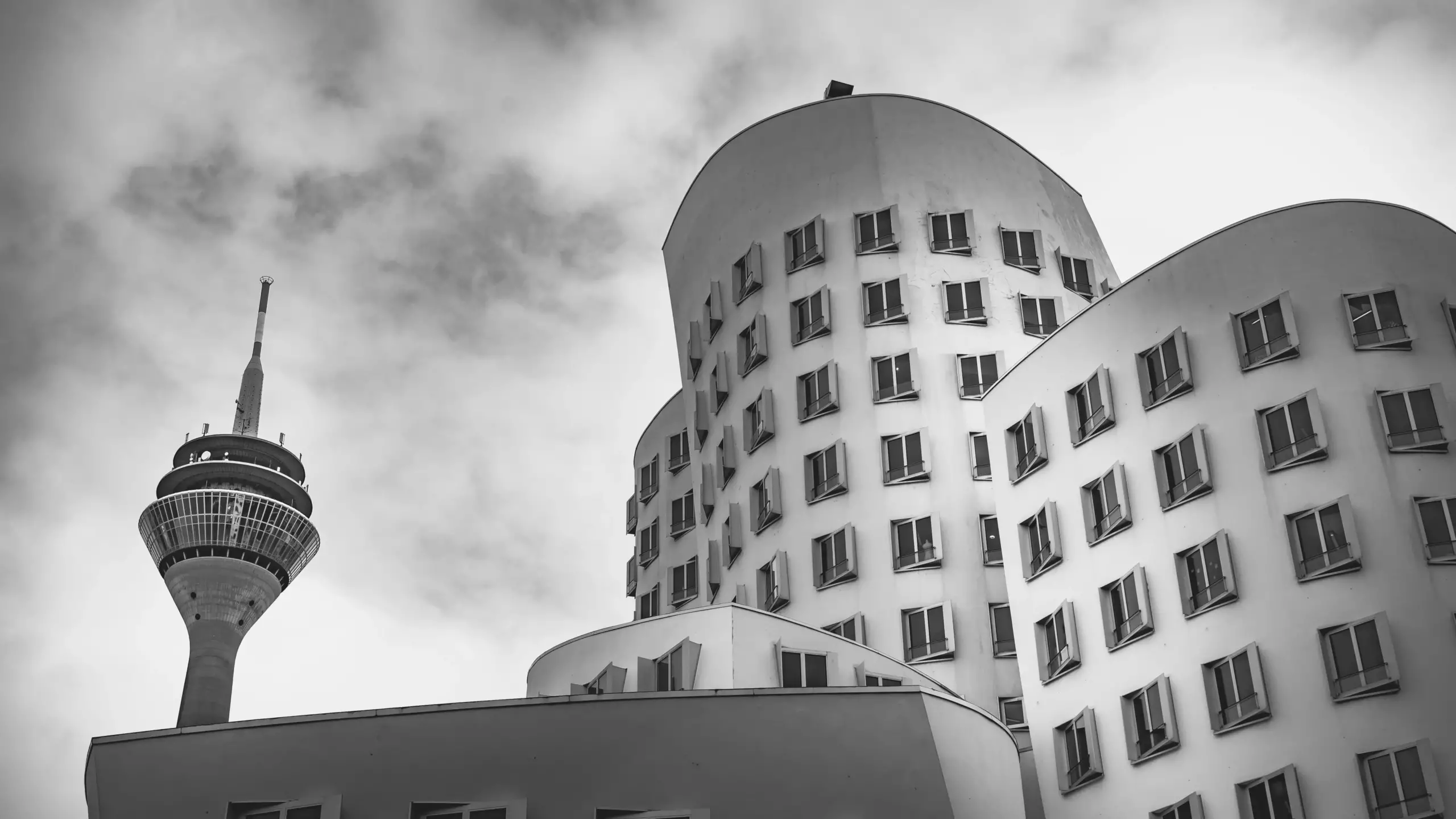 Die Gehry Bauten im Düsseldorfer Medienhafen in schwarz weiß samt Fernsehturm Düsseldorf- Bresser-Photography