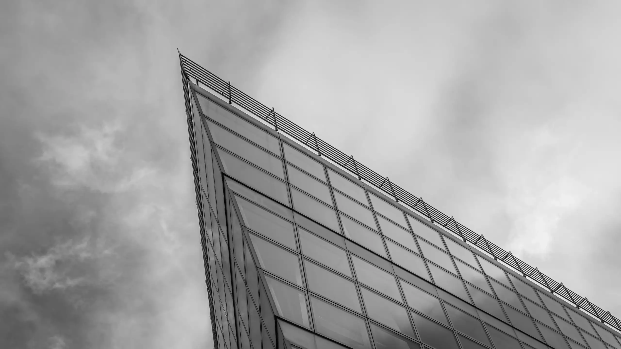 Architekturfoto eines gläsernen Gebäudes im Medienhafen Düsseldorf - Bresser-Photography