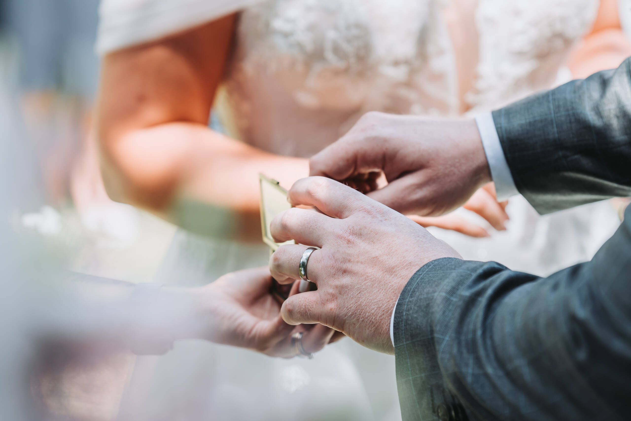 Der Bräutigam übergibt den Eheringe an seine auserwählte Ehefrau bei einer Hochzeit in Meerbusch im Gut Dyckhof im Sommer. Bresser-Photography - Hochzeitsfotograf Neuss - Hochzeit - Hochzeitsfotos