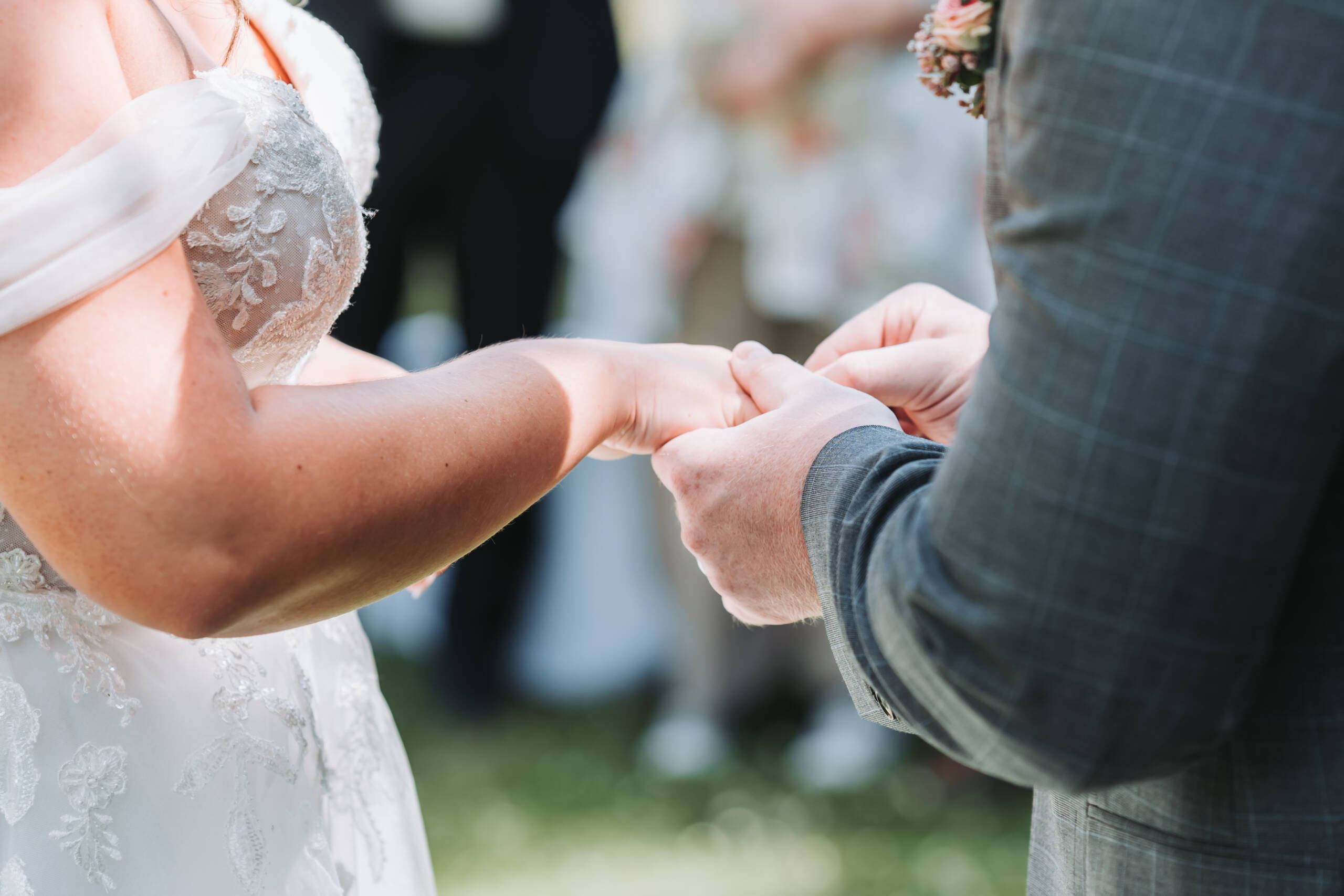 Der Bräutigam übergibt den Eheringe an seine auserwählte Ehefrau bei einer Hochzeit in Meerbusch im Sommer. Bresser-Photography - Hochzeitsfotograf Neuss - Hochzeit - Hochzeitsfotos